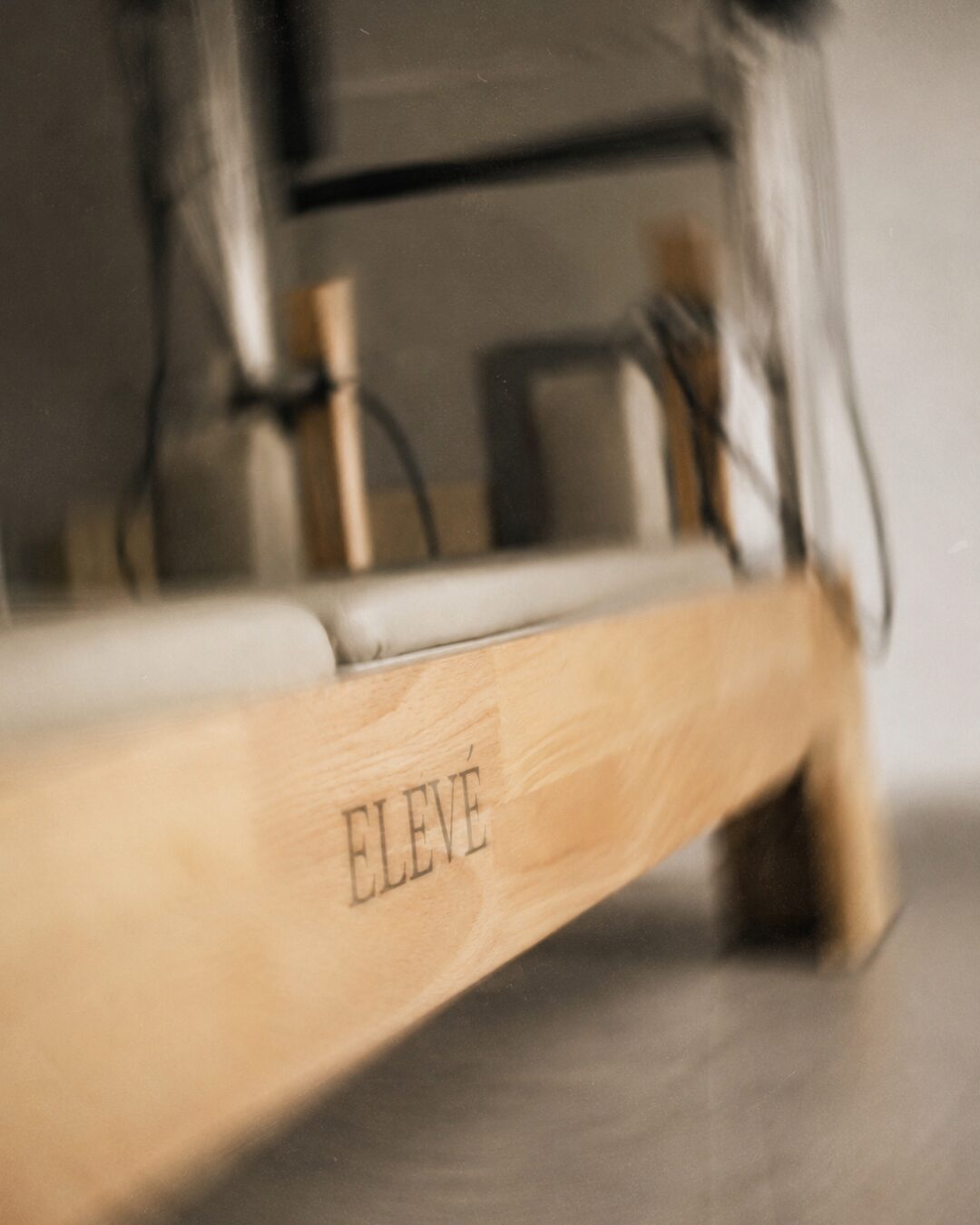 Detalle en madera de la máquina reformer